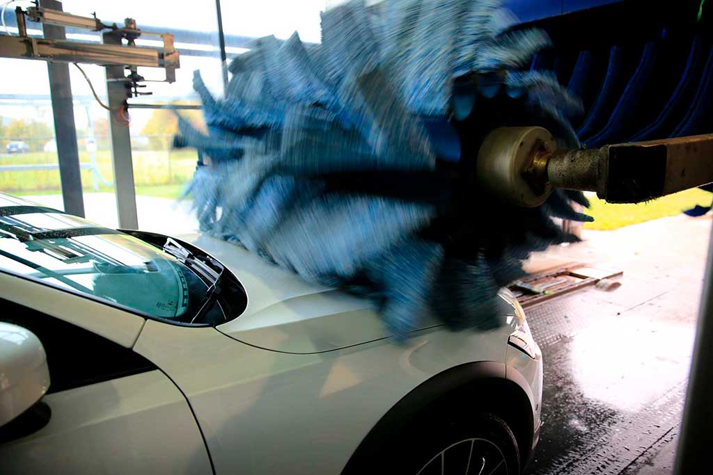 Zachte borstels reinigen de carrosserie