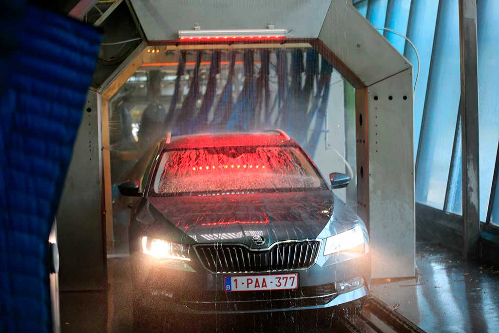 Auto in de wasstraat van Super Carwash